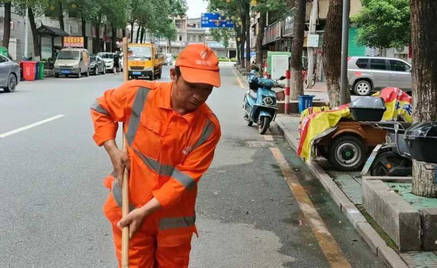 老人离世，旧床垫被扔，里面竟藏了15万！后续来了……_3.jpg